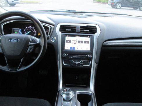 Used 2018 Ford Fusion SE image 30