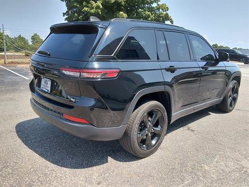 Used 2024 Jeep Grand Cherokee Altitude AWD/4WD image 3