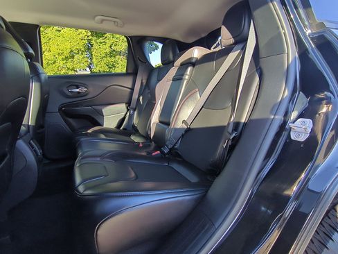 Used 2019 Jeep Cherokee Trailhawk image 30