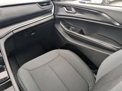 Used 2024 Jeep Grand Cherokee Laredo X image 21