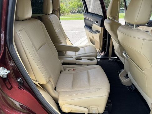 Used 2019 Toyota Highlander Limited Platinum FWD image 16