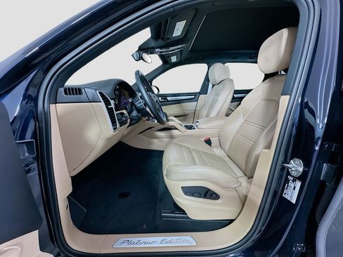 Certified 2022 Porsche Cayenne Platinum Edition image 5