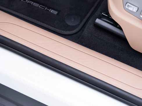 Certified 2019 Porsche Macan image 14