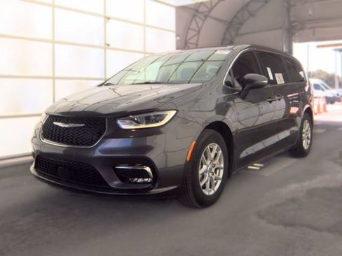 Used 2023 Chrysler Pacifica Touring-L FWD image 3