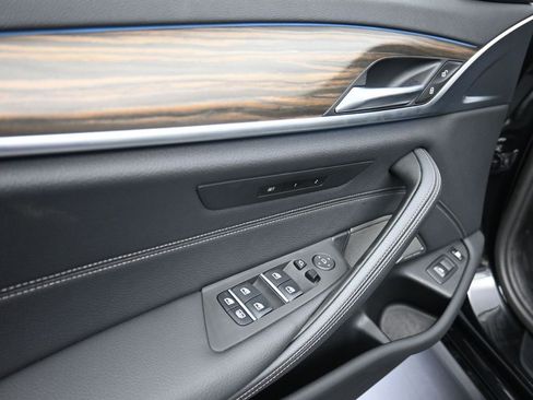 Used 2023 BMW 530e xDrive w/ Executive Package image 9