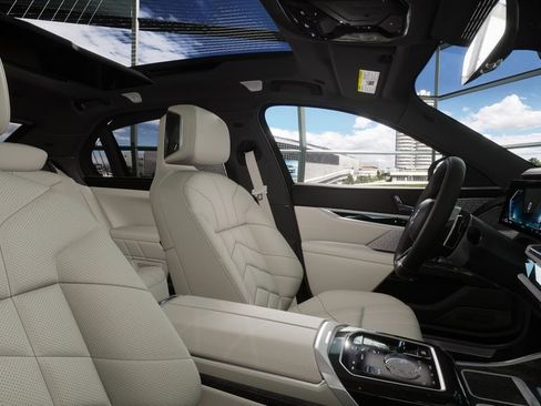 Used 2026 BMW 750e xDrive w/ Executive Package image 35