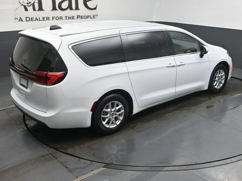 Used 2023 Chrysler Pacifica Touring-L FWD image 39