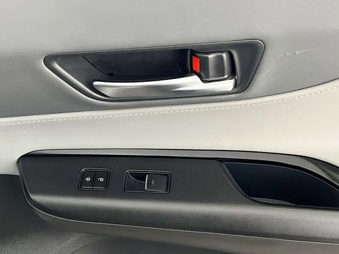 Used 2021 Toyota Venza LE w/ Carpet Mat Package (TMS) image 32