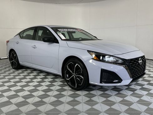 Used 2025 Nissan Altima 2.5 SR w/ SR Premium Package FWD image 2