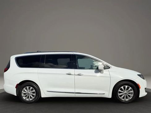 Used 2018 Chrysler Pacifica Touring-L FWD image 4
