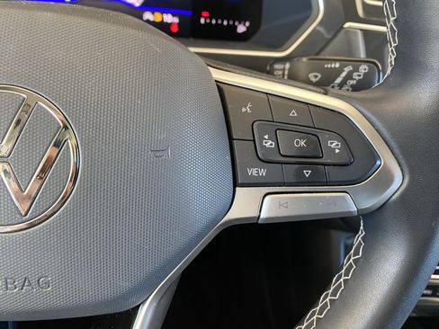 Used 2023 Volkswagen Tiguan SE w/ Panoramic Sunroof Package FWD image 7