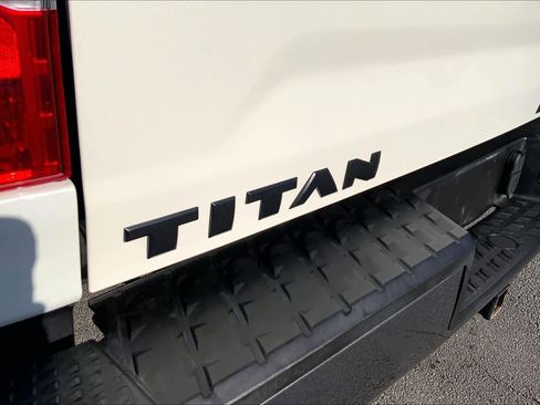Used 2018 Nissan Titan PRO-4X image 10