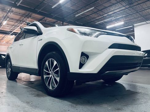 Used 2017 Toyota RAV4 XLE AWD/4WD image 6