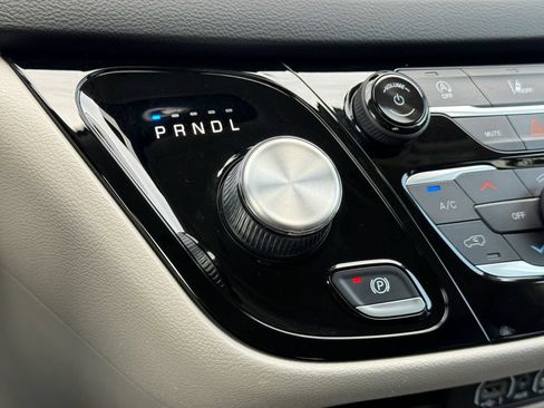 Used 2022 Chrysler Pacifica Touring-L FWD image 18