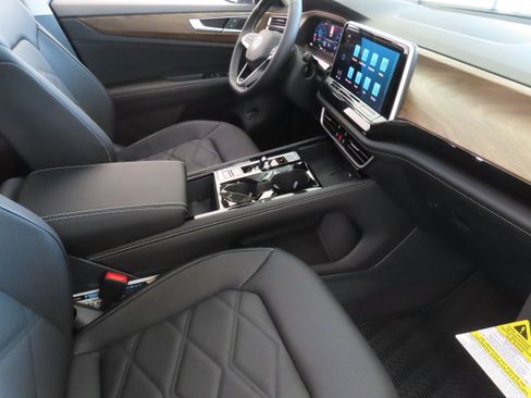 New 2025 Volkswagen Atlas SE image 25