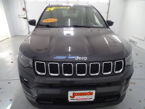 Certified 2024 Jeep Compass Latitude w/ Sun and Sound Group AWD/4WD image 26