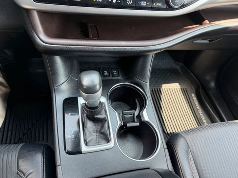 Used 2017 Toyota Highlander Plus AWD/4WD image 23
