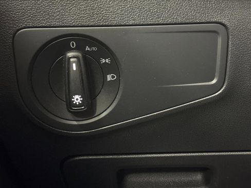 Used 2018 Volkswagen Tiguan S image 21