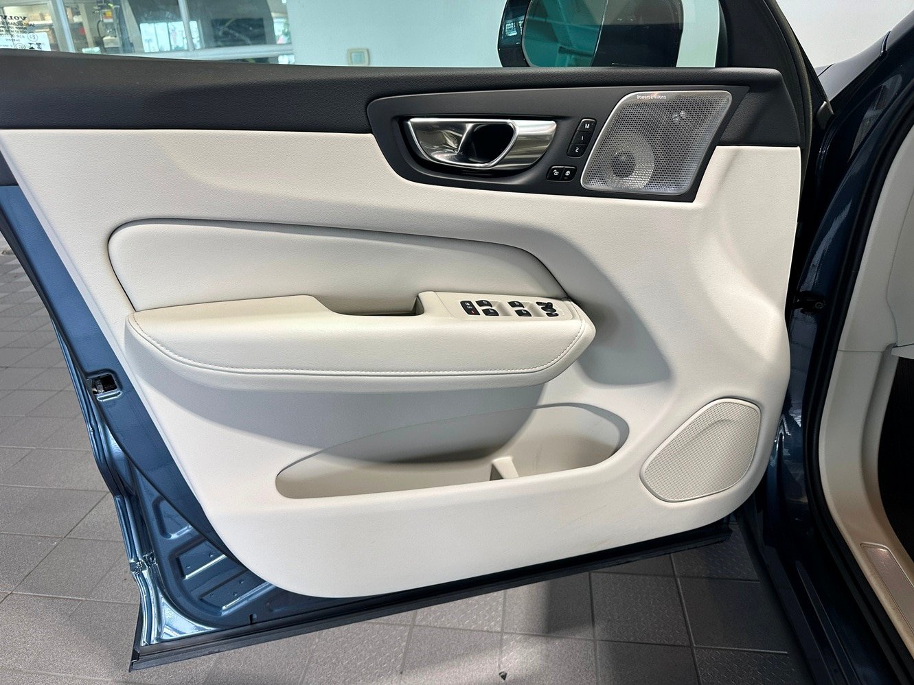 Used 2023 Volvo XC60 T8 Ultimate AWD/4WD image 11