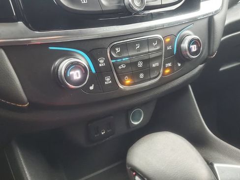 Used 2021 Chevrolet Traverse LT FWD image 32