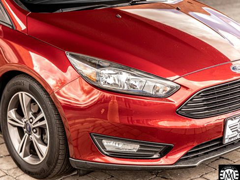 Used 2017 Ford Focus SE image 4