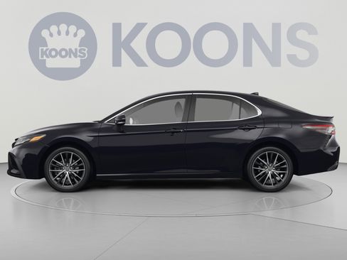 Used 2024 Toyota Camry SE FWD image 2