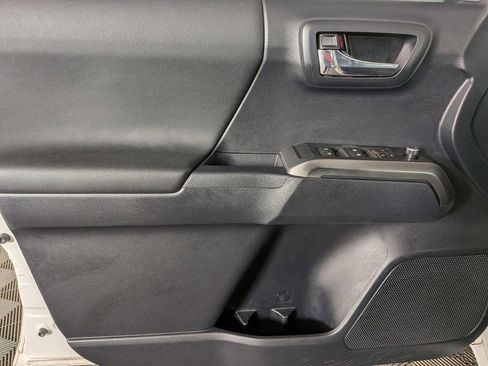 Used 2017 Toyota Tacoma TRD Sport w/ Tow Package (A/T) image 17