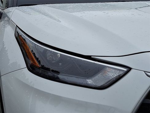 Used 2023 Toyota Highlander LE image 9