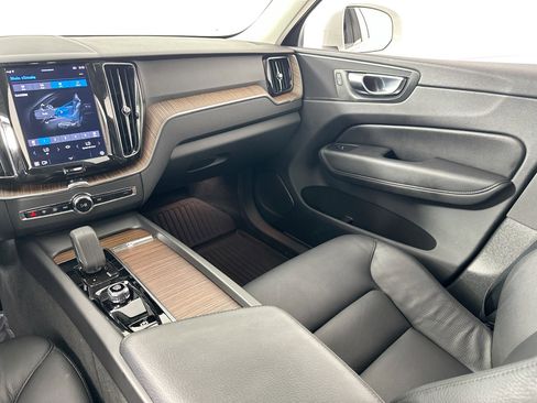 Used 2022 Volvo XC60 B5 Momentum w/ Protection Package Premier image 22