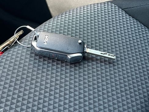 Used 2025 Kia Soul LX w/ LX Technology Package FWD image 21