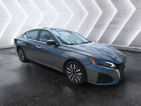 Used 2025 Nissan Altima 2.5 SV FWD image 3