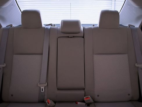 Used 2016 Toyota Corolla LE FWD image 18