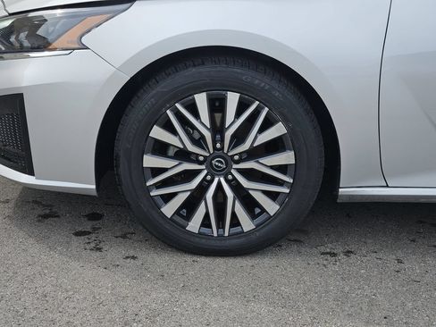 Used 2024 Nissan Altima 2.5 SV FWD image 9