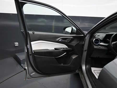 Used 2025 Chevrolet Trax LT w/ LT Convenience Package FWD image 10