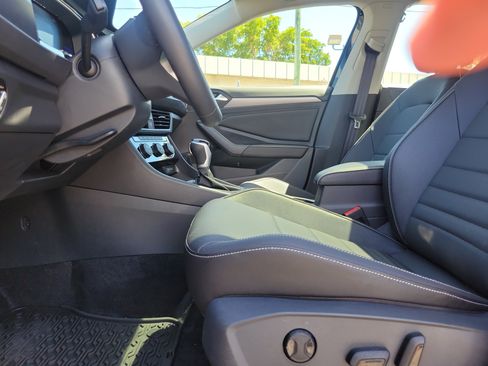 Certified 2024 Volkswagen Jetta SE w/ Panoramic Sunroof Package FWD image 24