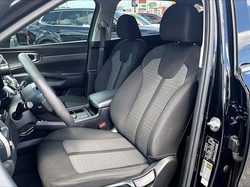 Used 2023 Kia Sorento LX image 5