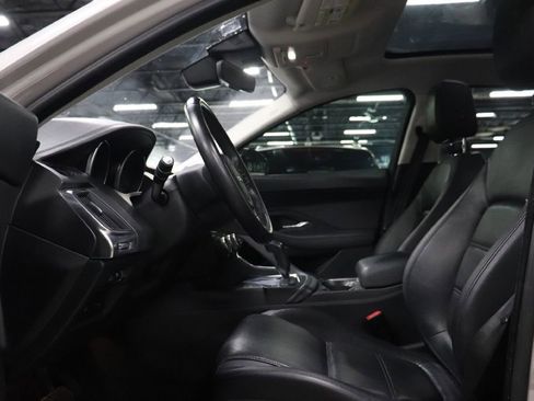 Used 2018 Jaguar E-PACE S image 9