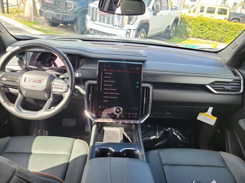 Used 2024 GMC Acadia AT4 w/ Luxury Package image 18