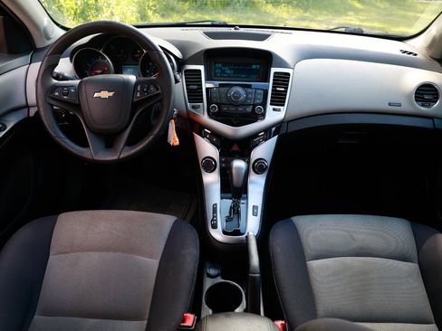Used 2014 Chevrolet Cruze LS image 2