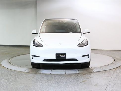 Used 2022 Tesla Model Y Long Range image 10
