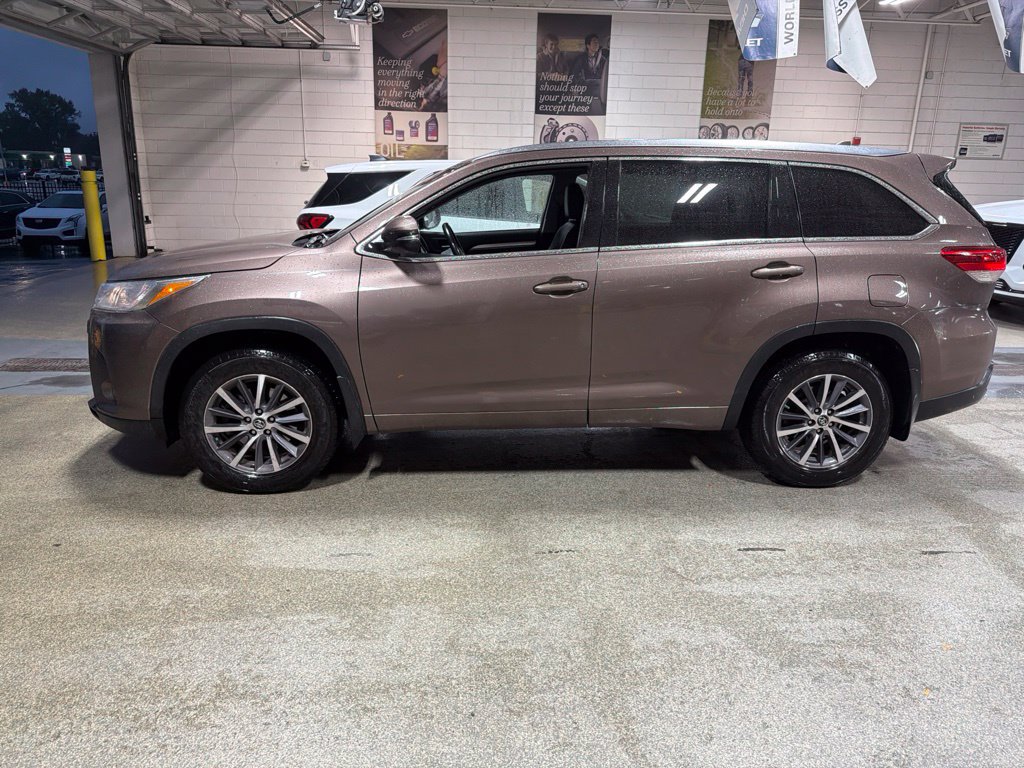 Used 2017 Toyota Highlander XLE AWD/4WD image 1