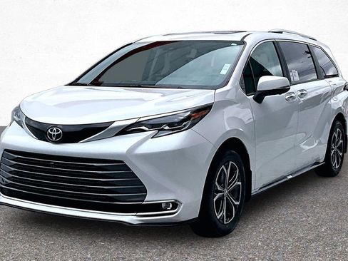 New 2026 Toyota Sienna Platinum image 2