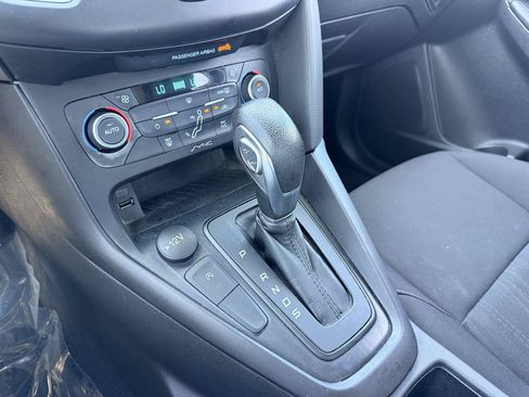 Used 2018 Ford Focus SE w/ SE Appearance Package FWD image 21