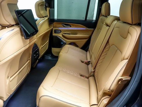 Used 2023 Jeep Grand Cherokee Summit image 11