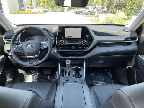 Used 2025 Toyota Highlander XLE AWD/4WD image 7