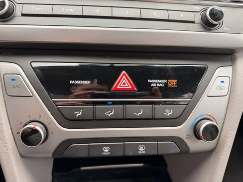 Used 2018 Hyundai Elantra SE FWD image 14