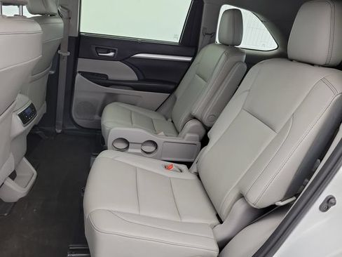 Used 2019 Toyota Highlander XLE FWD image 12