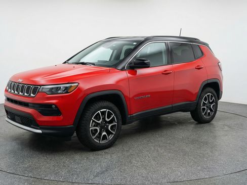 Used 2025 Jeep Compass Trailhawk AWD/4WD image 3