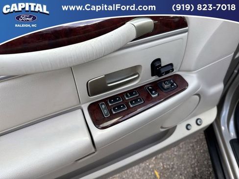 Used 2004 Lincoln Town Car Signature image 20