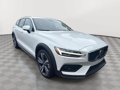 Used 2025 Volvo V60 B5 Cross Country Plus AWD/4WD image 4